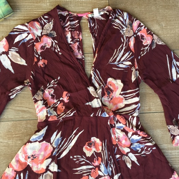 *SOLD*  Billabong Floral 🌸 Bell Sleeve Mini Dress - Picture 2 of 8